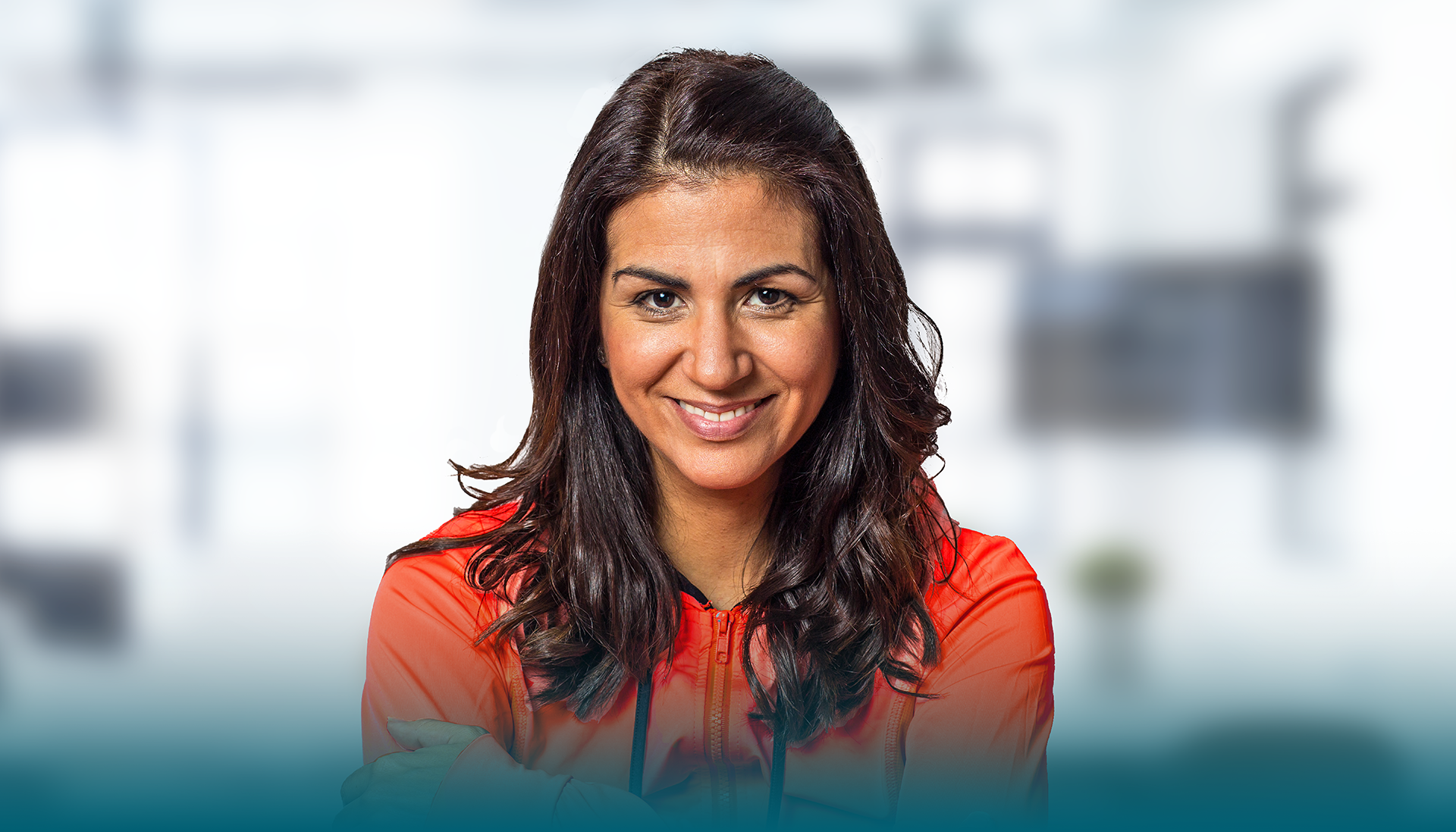 Leende kvinna med långt mörkt hår