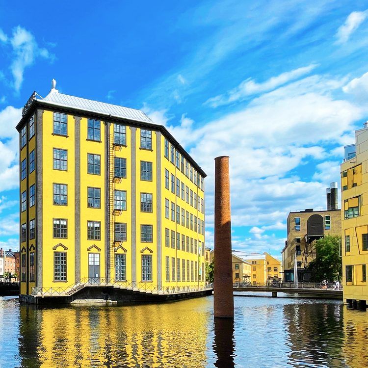 Arbetets museum i Norrköping - gul byggnad vid vatten